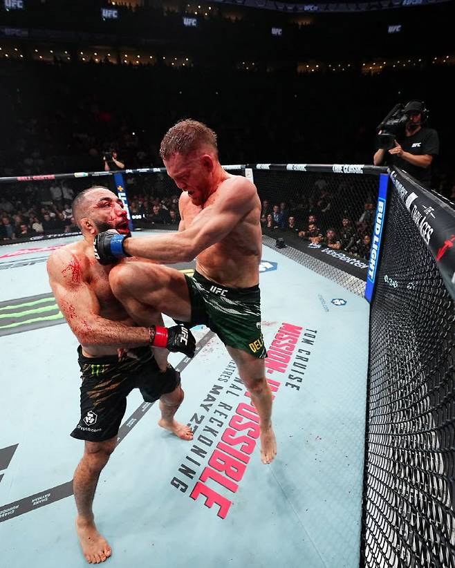 잭 델라 마달레나가 벨랄 무하마드의 턱에 니킥을 꽂고 있다. 사진=UFC