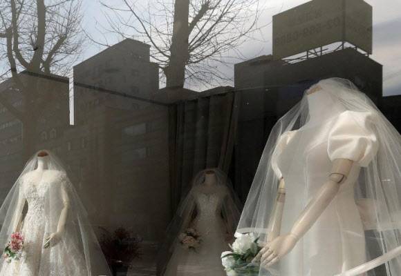 서울 서대문구 아현동 웨딩타운의 드레스샵에 웨딩드레스가 전시돼 있다. (사진은 기사와 무관) 2024.1.26. 사진=뉴스1