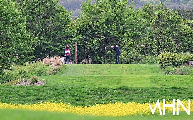 8일 사이프러스 골프&리조트에서 개막한 KPGA 클래식에서 한 선수가 샷을 하고 있다.