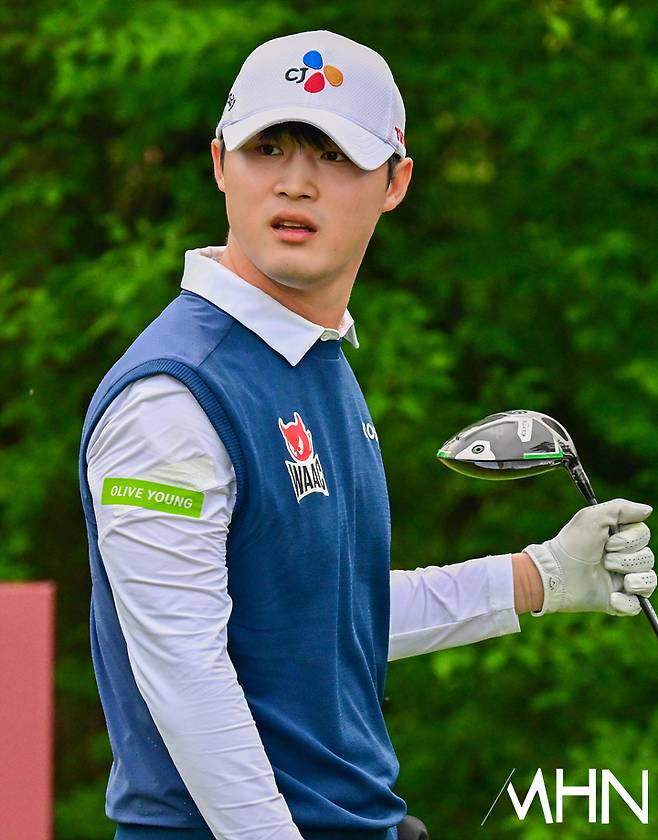 배용준이 11일 열린 KPGA 클래식 최종라운드에서 샷을 한 후 볼 방향을 쳐다보고 있다.