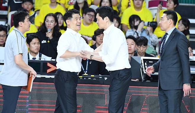 11일 경기가 종료된 뒤 인사를 나누는 조상현 LG 감독(왼쪽 두 번째)과 전희철 SK 감독(오른쪽 두 번째)
