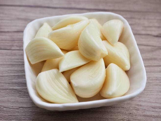 마늘은 혈관 내 콜레스테롤을 줄여 혈전이 생성되는 것을 막는 데 도움이 되는 식품으로 꼽힌다. [사진=게티이미지뱅크]