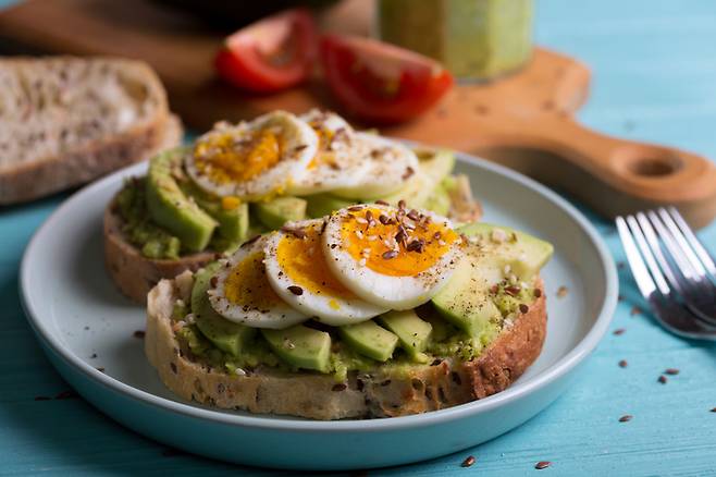 달걀과 아보카도를 곁들인 건강식 토스트. 비타민B군(비타민 B6, B9, B12와 콜린) 보충제가 녹내장의 시신경 손상 속도를 늦춰준다는 연구 결과가 스웨덴에서 나왔다. 아보카도엔 비타민 B6·B9과 콜린 성분, 달걀엔 비타민B12와 콜린 성분이 많이 들어 있다.[사진=게티이미지뱅크]