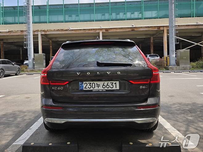 볼보자동차의 중형 스포츠유틸리티차(SUV) 'XC60' 후면부 모습. 2025.04.21/뉴스1 김성식 기자