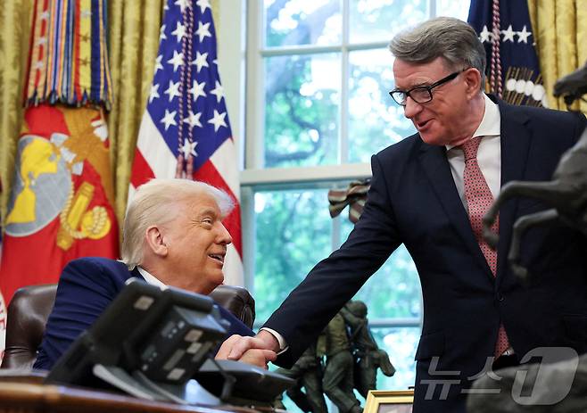 도널드 트럼프 미국 대통령이 8일(현지시간) 미국 워싱턴DC 백악관 집무실에서 영국과의 무역 합의를 발표한 후 피터 맨델슨 주미영국대사와 악수하고 있다. 2025.05.08 ⓒ 로이터=뉴스1 ⓒ News1 류정민 특파원