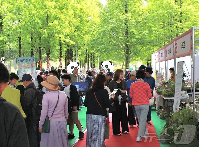 11일 전북자치도 전주월드컵광장에서 열린  '제5회 전주정원산업박람회'가 관람객으로 북적이고 있다. 2025.5.11/뉴스1 ⓒ News1 신준수 기자