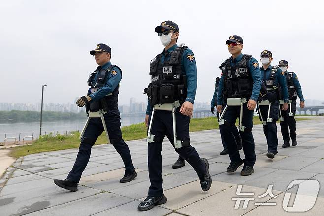 11일 서울 여의도 한강공원에서 서울경찰청 기동대원들이 웨어러블 로봇을 착용하고 순찰을 돌고 있다.  2025.5.11/뉴스1 ⓒ News1 이승배 기자