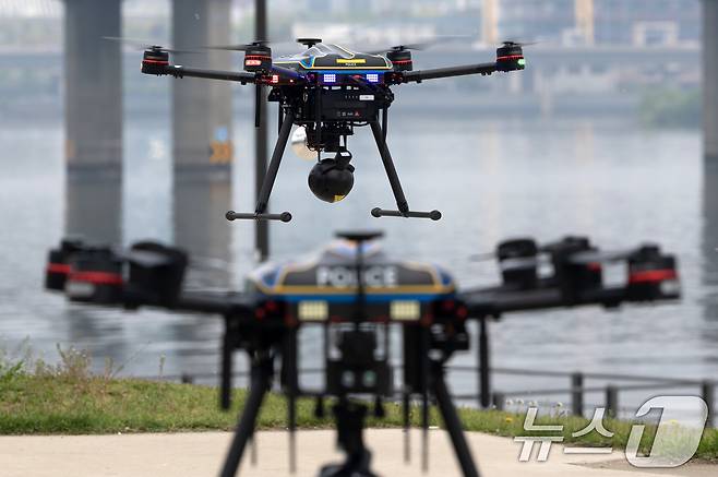 11일 서울 여의도 한강공원에서 열화상 감지 기능이 탑재된 드론이 순찰 시연을 하고 있다.  ⓒ News1 이승배 기자