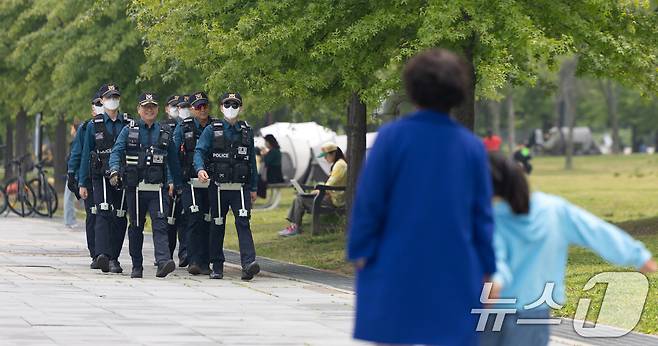 11일 서울 여의도 한강공원에서 서울경찰청 기동대원들이 웨어러블 로봇을 착용하고 순찰을 돌고 있다.  2025.5.11/뉴스1 ⓒ News1 이승배 기자