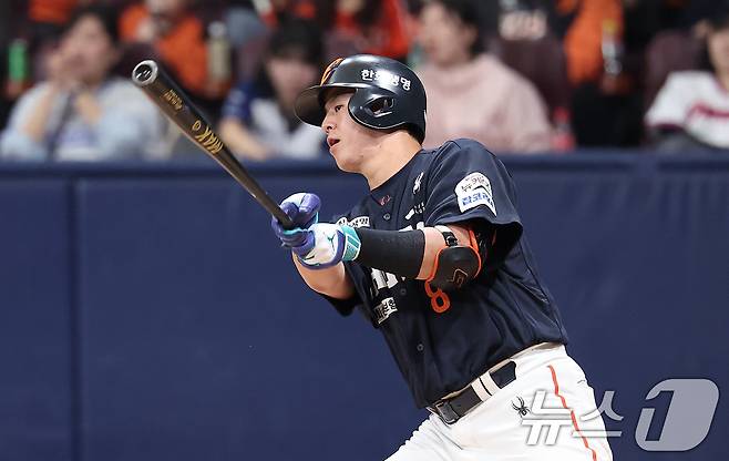 11일 서울 구로구 고척스카이돔에서 열린 '2025 신한 SOL뱅크 KBO리그' 한화 이글스와 키움 히어로즈의 경기, 한화 노시환이 5회초 2사 3루 상황에서 1타점 적시타를 치고 있다. 2025.5.11/뉴스1 ⓒ News1 김성진 기자