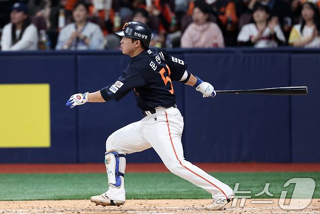 11일 서울 구로구 고척스카이돔에서 열린 '2025 신한 SOL뱅크 KBO리그' 한화 이글스와 키움 히어로즈의 경기, 한화 문현빈이 3회초 2사 1루 상황에서 안타를 치고 있다. 2025.5.11/뉴스1 ⓒ News1 김성진 기자