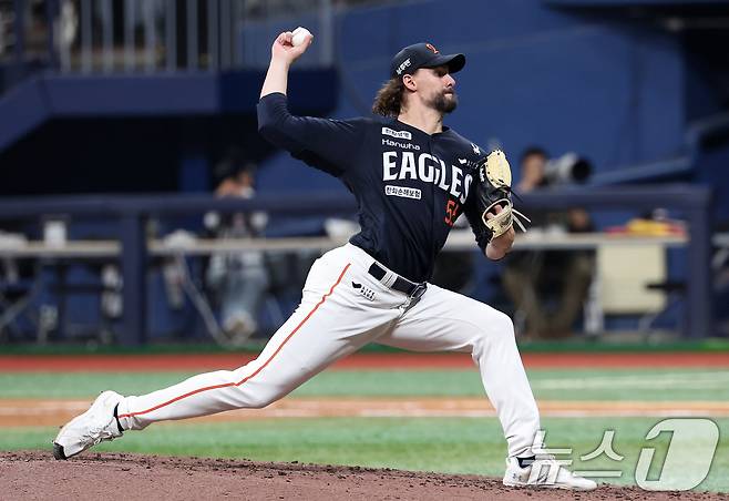 11일 서울 구로구 고척스카이돔에서 열린 '2025 신한 SOL뱅크 KBO리그' 한화 이글스와 키움 히어로즈의 경기, 한화 선발 와이스가 7회초를 삼자범퇴로 막아내고 있다. 2025.5.11/뉴스1 ⓒ News1 김성진 기자