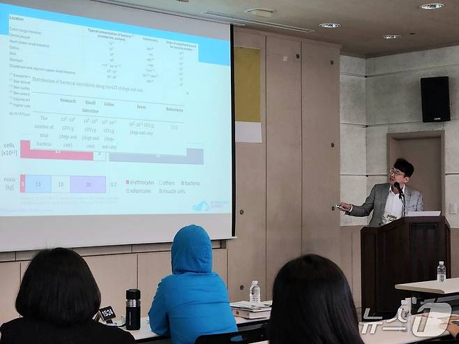 정설령 한국반려동물영양연구소 대표가 반려묘 보호자 대상 세미나에서 '유산균'에 대해 강의하고 있다. ⓒ 뉴스1 한송아 기자