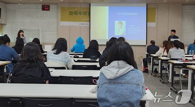 인사말을 전하는 양철호 한국수의영양학회 회장(오른쪽)과 세미나 사회를 맡은 김효진 24시센트럴동물메디컬센터 원장 ⓒ 뉴스1 한송아 기자
