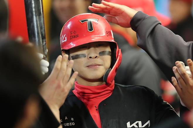 KIA 박찬호가 10일 인천SSG랜더스필드에서 열린 2025 KBO리그 정규시즌 SSG전 9회초 희생플라이로 타점을 올린 후 더그아웃에서 하이파이브하고 있다. 사진 | KIA 타이거즈