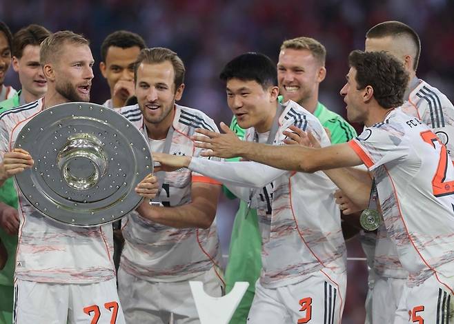 바이에른 뮌헨의 김민재(왼쪽 세 번째)가 11일(한국시간) 독일 뮌헨 알리안츠 아레나에서 열린 2024~2025시즌 독일 분데스리가 33라운드 묀헨 글라드바흐와 홈경기 직후 열린 우승 세리머니에서 활짝 웃고 있다. 사진 | 뮌헨=AFP연합뉴스