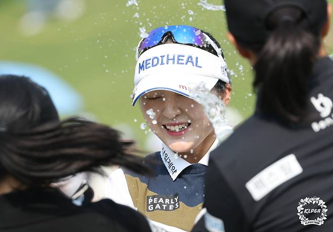 이예원이 11일 열린 NH투자증권 레이디스 챔피언십 최종라운드에서 우승을 확정한 후 동료들로부터 축하 물세레를 받고 있다. 사진 | KLPGA