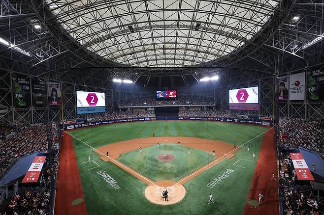 11일 고척스카이돔에서 열린 2025 KBO리그 정규시즌 한화와 키움의 경기가 매진됐다. 키움은 창단 첫 7경기 연속 매진 기록을 썼다. 한화는 최근 14경기 연속 매진이다. 역대 최장 타이 기록이다. 사진 | 키움 히어로즈