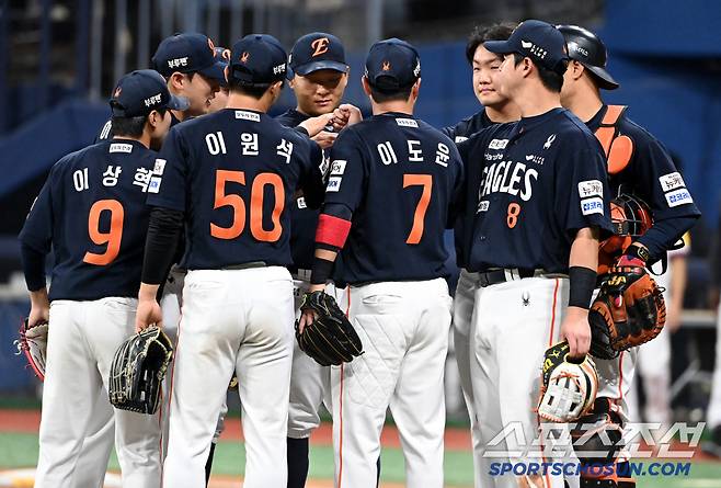 10일 고척스카이돔에서 열린 한화와 키움의 경기, 한화가 9대1로 승리하며 33년만의 11연승을 달렸다. 9회말 경기를 끝낸 한화 선수들이 기쁨을 나누고 있다. 고척=허상욱 기자wook@sportschosun.com/2025.05.10/