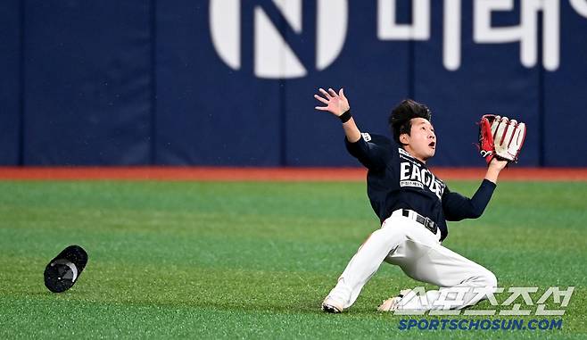 9회말  안타성 타구를 향해 몸을 날린 중견수 이상혁의 슬라이딩 캐치