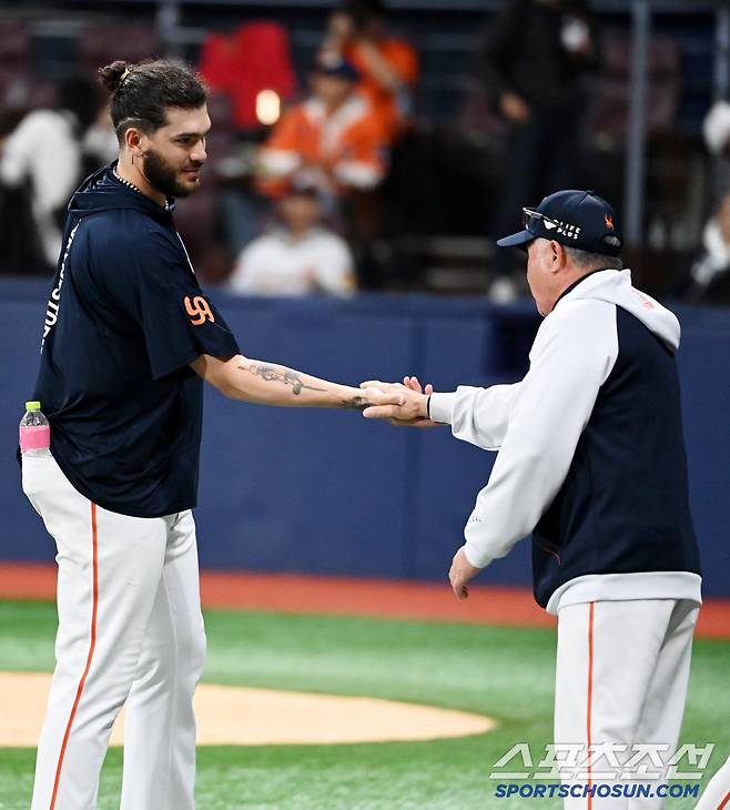 10일 고척스카이돔에서 열린 한화와 키움의 경기, 한화가 9대1로 승리하며 33년만의 11연승을 달렸다. 김경문 감독과 폰세가 기쁨을 나누고 있다. 고척=허상욱 기자wook@sportschosun.com/2025.05.10/