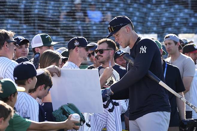 애런 저지가 지난 10일(한국시각) 처음 방문한 캘리포니아주 서터헬스파크에 도착해 팬들의 사인 요청에 응하고 있다. AP연합뉴스