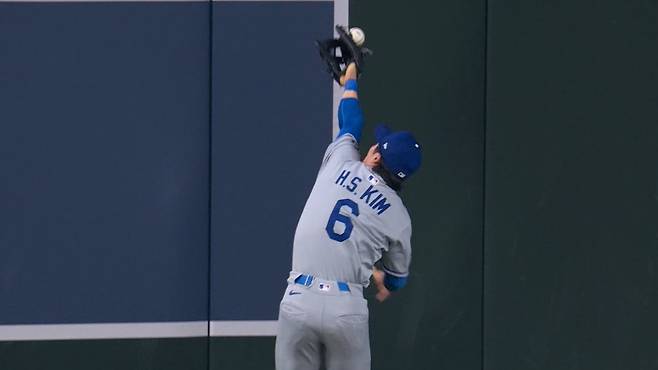 LA 다저스 중견수 김혜성이 3회말 코빈 캐롤의 플라이를 잡기 위해 점프해 글러브를 뻗고 있다. 그러나 공은 글러브를 맞고 펜스로 떨어져 3루타가 됐다. 사진=MLB.TV 캡처