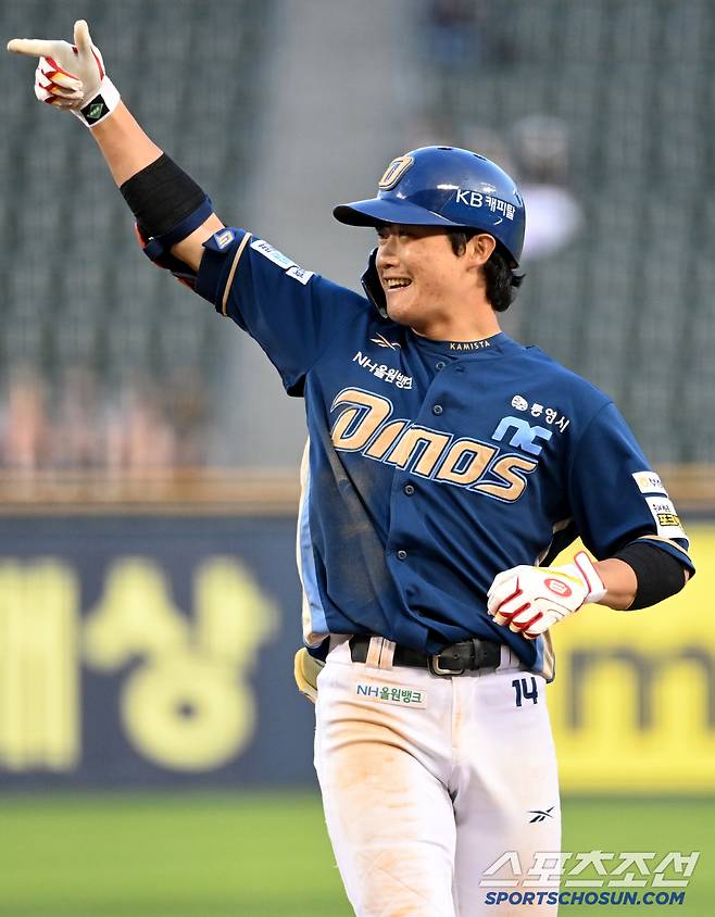 11일 잠실야구장에서 열린 NC와 두산의 더블헤더 2차전, 3회초 2사 1,2루 NC 최정원이 1타점 적시타를 치고 환호하고 있다. 잠실=허상욱 기자wook@sportschosun.com/2025.05.11/