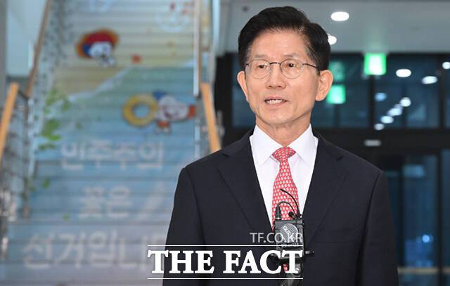 국민의힘 김문수 대선 후보 측이 더불어민주당의 '김문수 망언집' 공개에 이재명 대선 후보의 과거를 소환하며 맞불을 놨다. 김 후보 측은 "'극단적 막말, 살인범 감형 시도, 국민 기만' 이 모든 것이 이 후보의 실체"라고 주장했다. /과천=이새롬 기자