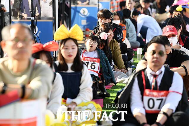 참가자들이 멍하니 앉아있다.