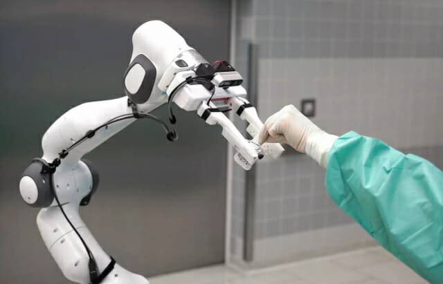 순회간호사 역할을 자동화하는 이동형 수술실 보조 로봇 '오로라' (사진=메쎄뮌헨)