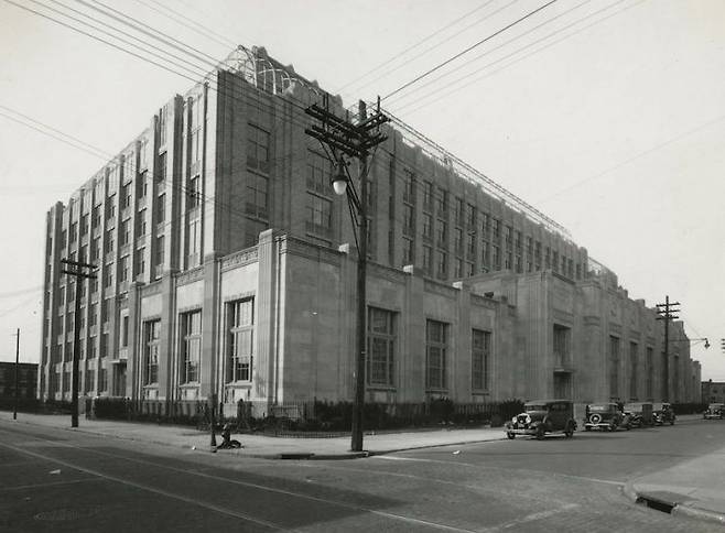 미국 필라델피아에 위치한 보크 빌딩(Bok Building)이 들어오기 전에 있던 에드워드 보크 공업고등학교(Edward Bok High School). 3000명의 학생을 수용할 만큼 규모가 컸지만 학생 수 감소로 2013년 폐교됐다. 보크 빌딩 홈페이지