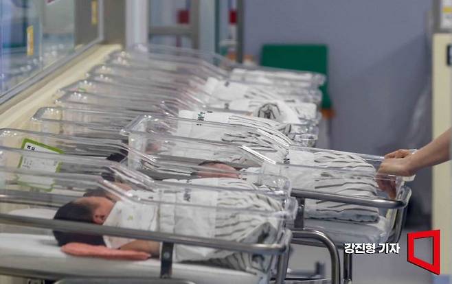 인천 미추홀구 아인병원 신생아실에서 신생아들이 침대에 누워 있다.