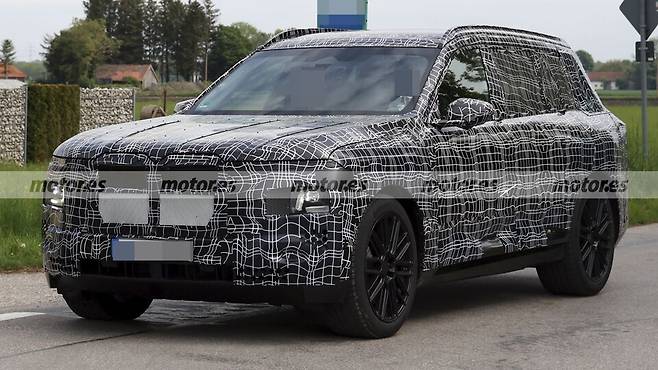 사진 : BMW X7 풀체인지 테스트카 (출처=Motor.es)