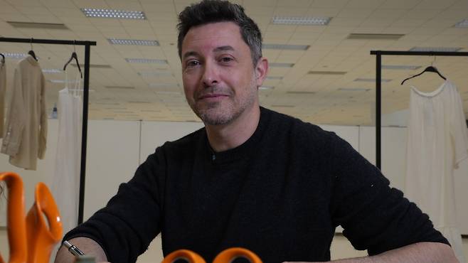 디자이너 메흐디 수잔느는 11년 동안 자라에서 일했다