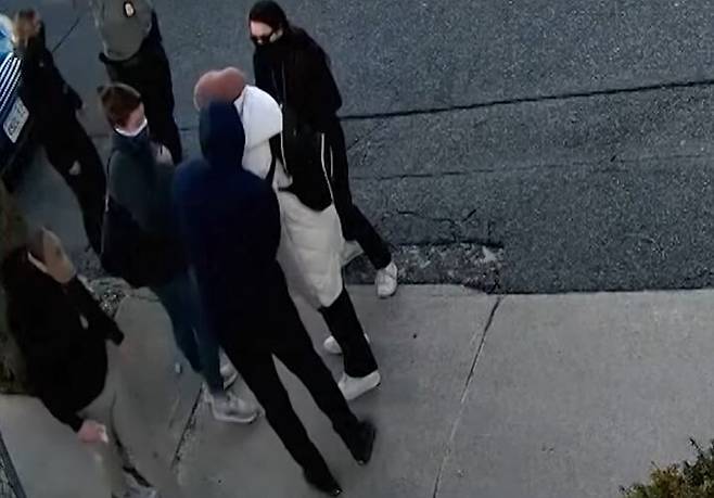 지난 3월 터프츠대 박사과정생 뤼메이사 외즈튀르크다 길거리에서 연방 이민 당국 요원들에게 체포되는 영상이 공개되면 논란이 일었다./X