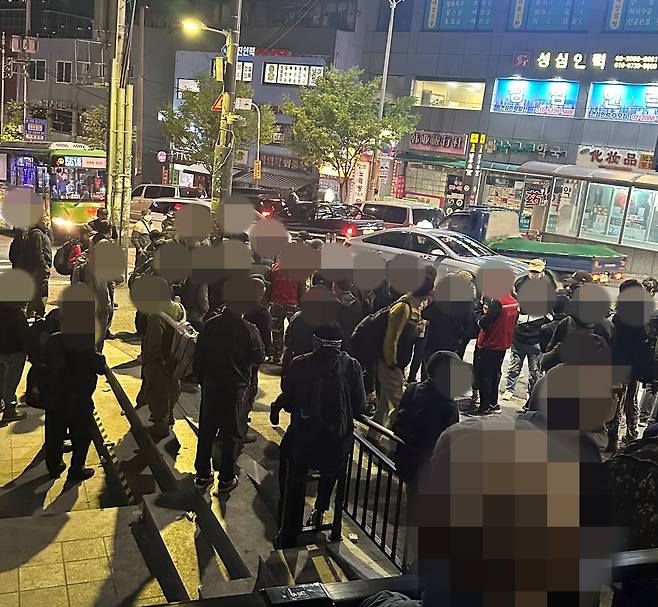 In the early morning of Apr. 30, day laborers filled the sidewalk outside Seoul’s Namguro Station, where the capital region’s largest construction labor market comes to life. /Kim Myung-il
