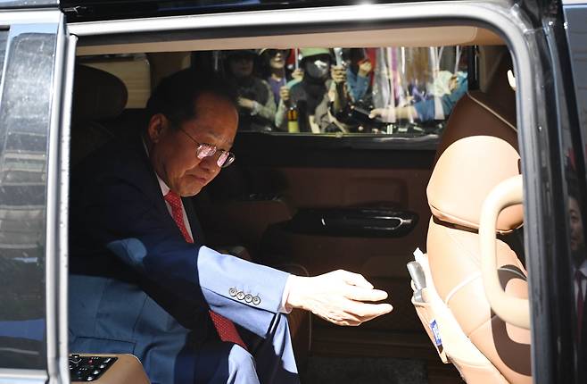 사진은 지난달 29일 서울 여의도 국민의힘 당사에서 열린 제21대 대통령 후보자 국민의힘 3차 경선 진출자 발표 행사에서 탈락 발표가 난 후 퇴장하는 홍준표 전 대구시장. /뉴스1