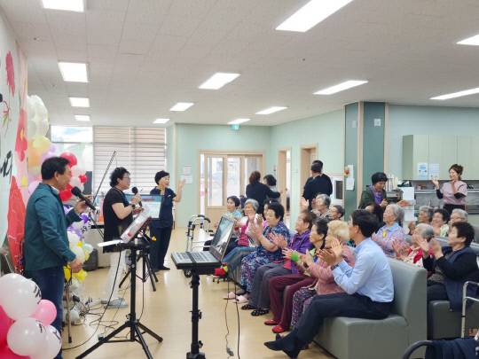 논산 성심실버주간센터는 지난 8일 어버이날을 맞아 감동적인 '효(孝) 공연'을 개최해 어르신과 가족들에게 잊지 못할 하루를 선사했다. 정종만 기자