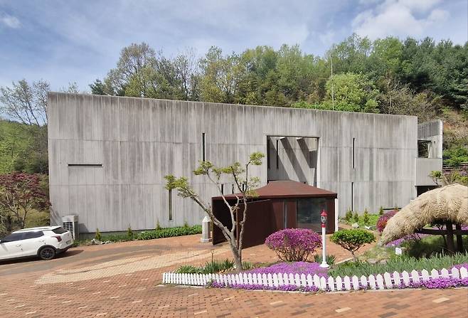 김한종 의사 생가 옆에 세워진 기념관. 기념관 설계는 김 의사의 손자인 건축가 김경식의 작품이다.