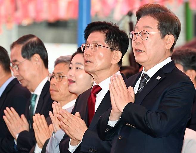 대선 후보들이 지난 5일 서울 종로구 조계사에서 열린 부처님오신날 봉축법요식 육법공양에서 헌화 후 합장하고 있다. 앞줄 오른쪽부터 이재명 더불어민주당 대선 후보, 김문수 국민의힘 대선 후보 ⓒ뉴시스