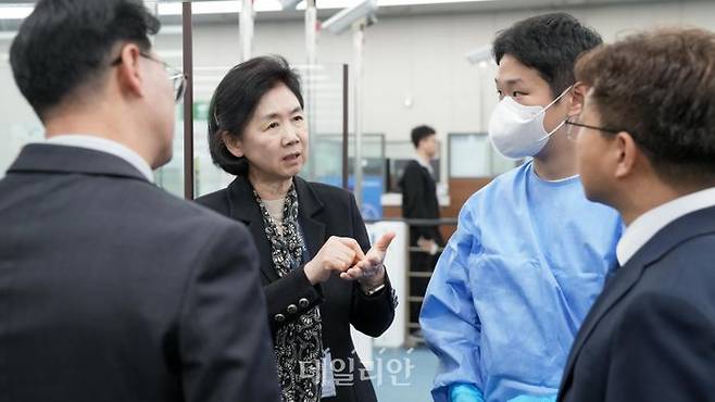 지영미 질병관리청장이 지난 8일 국립김해공항검역소 B입국장에서 여행자 호흡기감염병 검사 서비스에 대해 질문하고 있다. ⓒ질병관리청