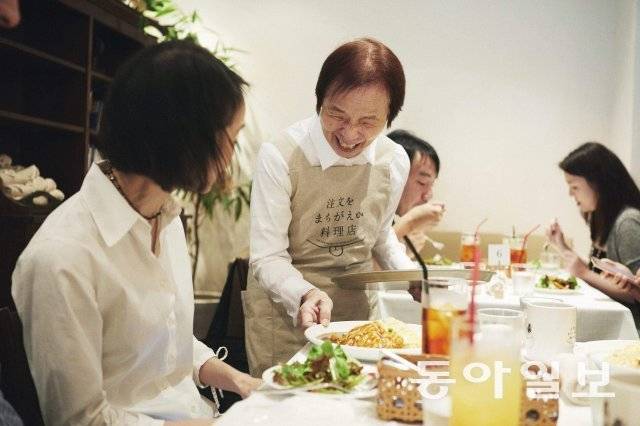 고령자들이 일하는 모습은 다양하다. 사진은 인지장애 노인들이 서빙하는 ‘주문에 맞지 않아도 좋은 레스토랑’. 동아일보 DB