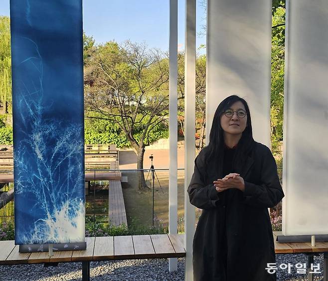 ‘그림자 아카이브’를 설명하고 있는 김아연 서울시립대 교수. 김선미 기자 kimsunmi@donga.com