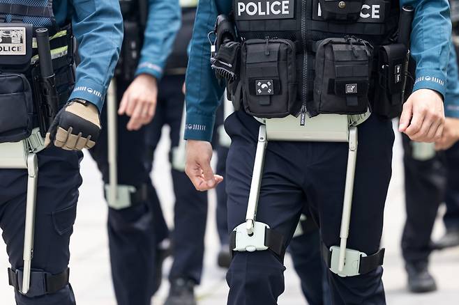 11일 서울 여의도 한강공원에서 서울경찰청 기동대원들이 웨어러블 로봇을 착용하고 순찰을 돌고 있다. 서울경찰청은 특별범죄예방 활동강화기간의 일환으로 5월9일부터 오는 6월30일까지 여의도권 일대에서 드론, 웨어러블 로봇, 전기자전거 등 첨단 장비를 활용한 K-스마트 순찰을 시범운영한다. 2025.5.11/뉴스1