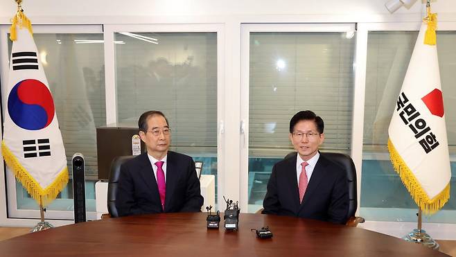 김문수 국민의힘 대선후보와 한덕수 전 국무총리가 11일 서울 여의도 국민의힘 대선후보 사무실에서 회동을 하고 있다. 사진공동취재