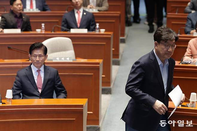 11일 권성동 원내대표가 김 후보 옆을 지나 단상으로 향하고 있다. 박형기 기자 oneshot@donga.com