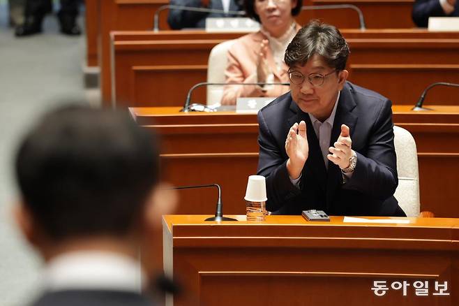 11일 권성동 원내대표가 굳은 표정을 지은 채 김문수 후보의 발언을 들으며 박수치고 있다. 박형기 기자 oneshot@donga.com