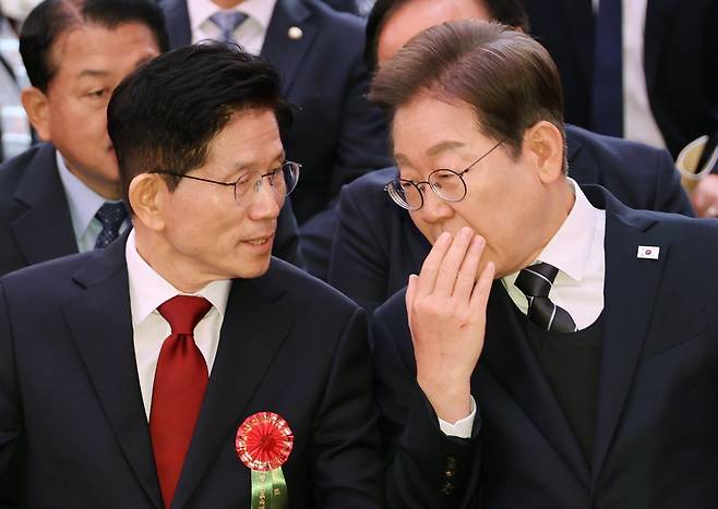 이재명 더불어민주당 대선 후보와 김문수 국민의힘 대선 후보가 5일 서울 종로구 조계사에서 열린 부처님오신날 봉축법요식에서 대화를 나누고 있다. 2025.05.05 대통령실통신사진기자단