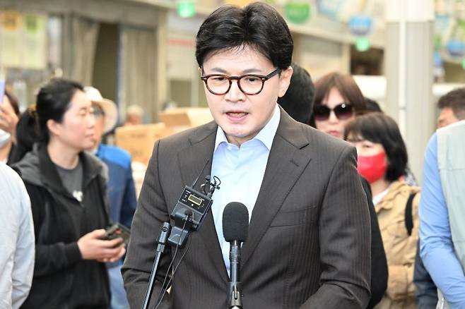 2일 오전 경남 창원시 마산어시장을 방문한 한동훈 제21대 대통령 선거 국민의힘 경선 후보가 취재진의 질문에 답하고 있다. 뉴시스